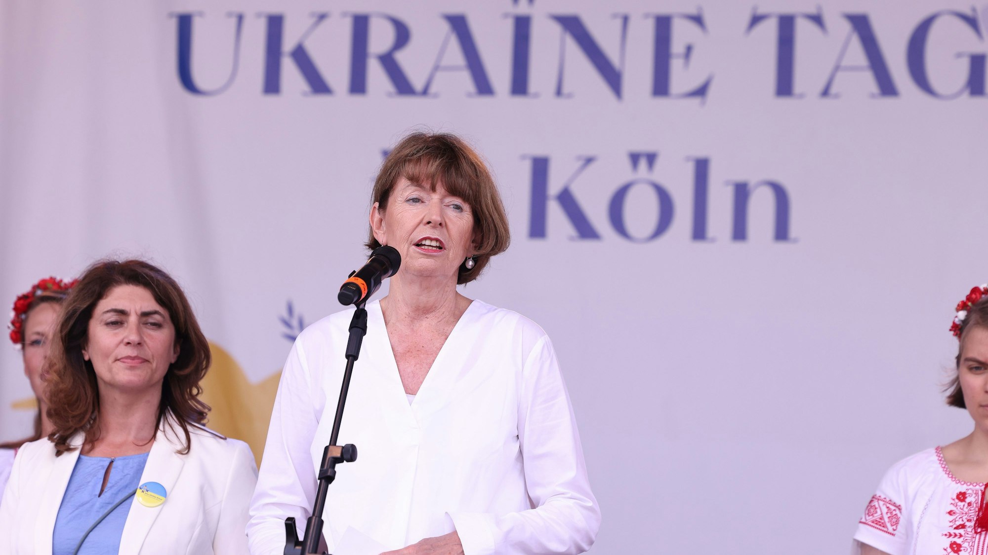 Die Kölner Oberbürgermeisterin Henriette Reker redet auf der Bühne zum Ukraine-Tag.