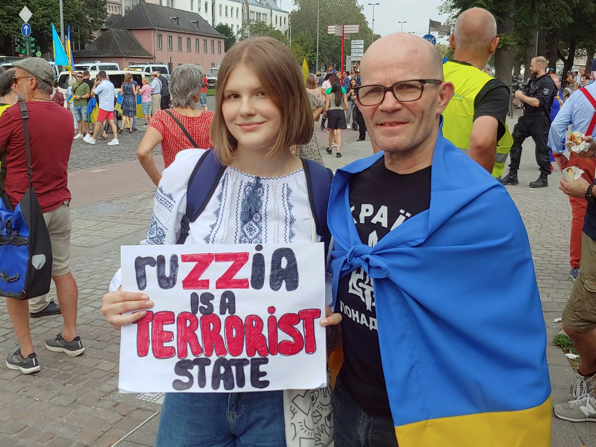 Stefan Kaser mit Nichte Viktoria Orsiienko mit Flagge und Plakat.