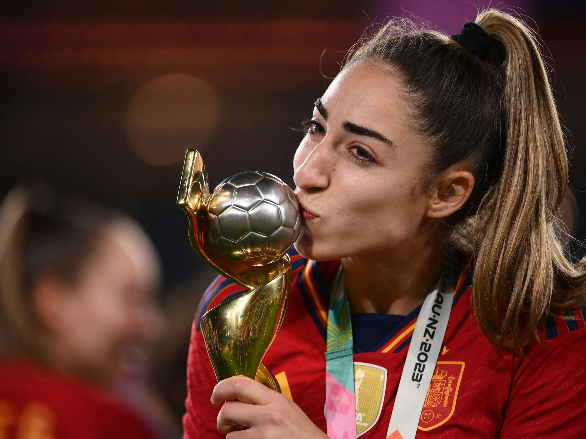 Olga Carmona, Spaniens Heldin im WM-Finale, küsst den Weltpokal.