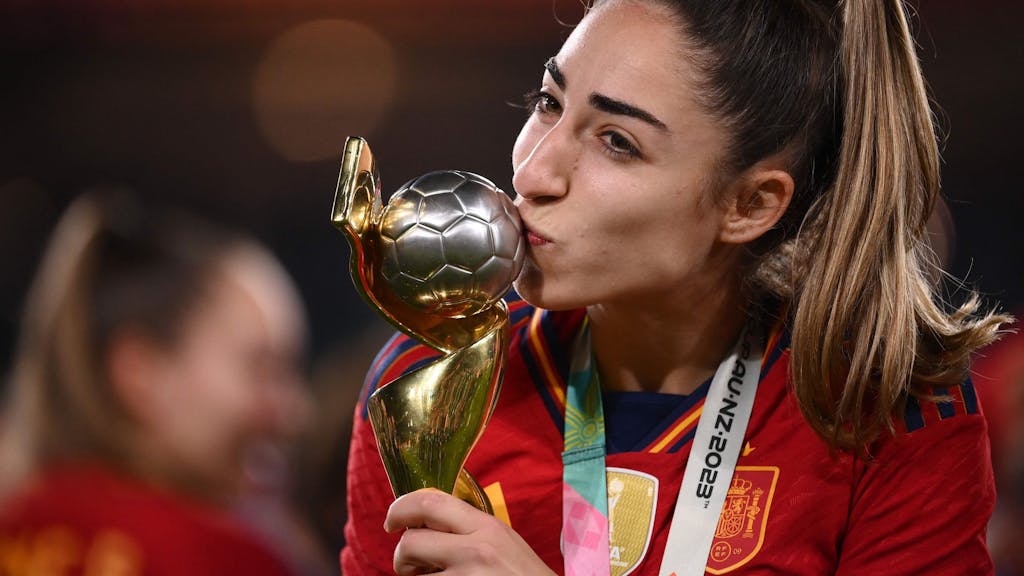 Olga Carmona, Spaniens Heldin im WM-Finale, küsst den Weltpokal.&nbsp;