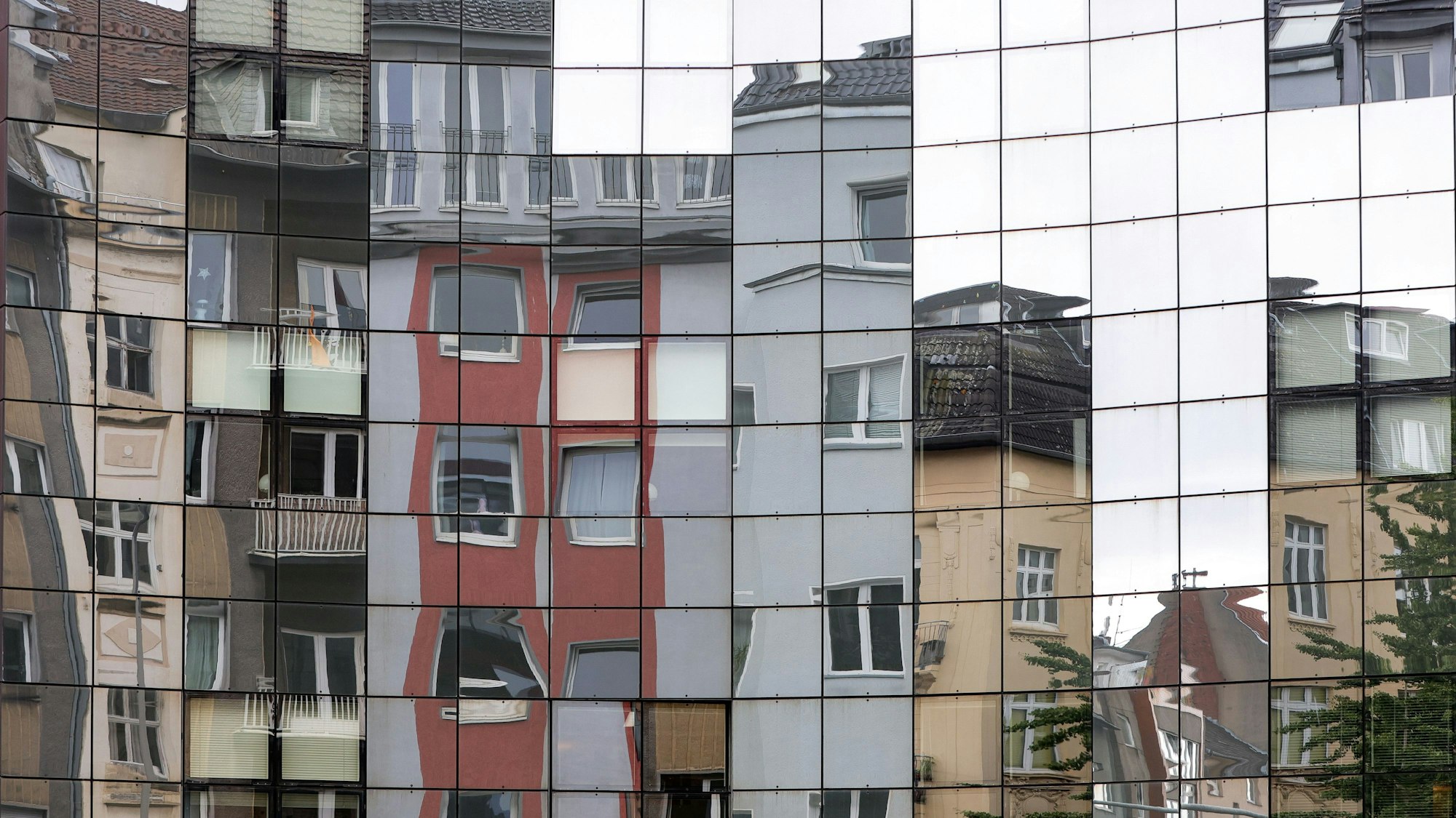 Köln: Häuserfassaden spiegeln sich in einer Glasfassade in der Moltkestraße.