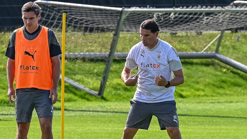 Gerardo Seoane (r.) gibt Maximilian Wöber am 14. August 2023 Anweisungen im Training von Borussia Mönchengladbach.