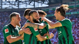 Franck Honorat (2.v.l.) und Tomas Cvancara (M.) bejubeln den Treffer von 2:0 für Borussia Mönchengladbach beim Spiel in Augsburg am 19. August 2023.