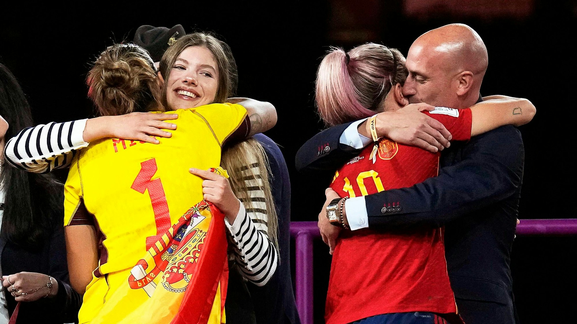 Luis Rubiales und Kronprinzessin Sofia von Spanien umarmen die Spielerinnen des spanischen Teams nach ihrem Sieg im Finale der Frauen-WM.