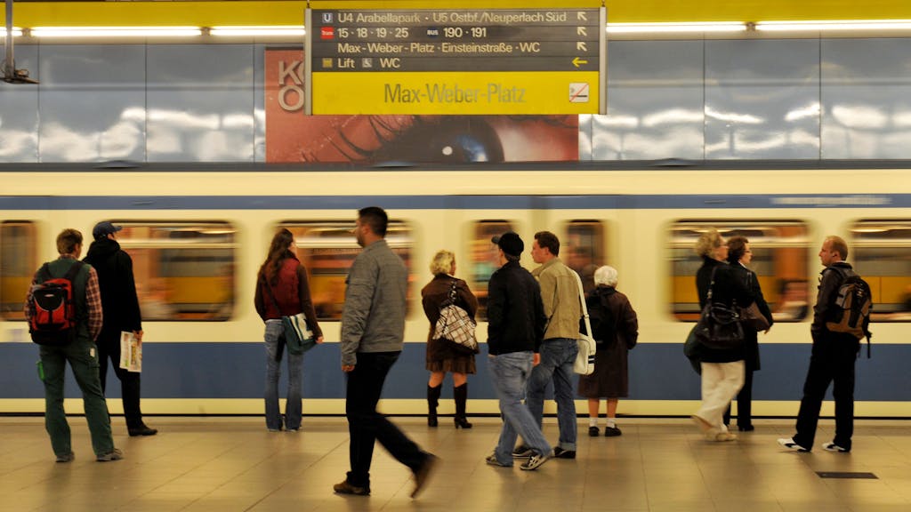 Passanten stehen am Freitag (10.09.2010) an der U-Bahnhaltestelle am Max-Weber-Platz in München (Oberbayern) vor einer einfahrenden U-Bahn.