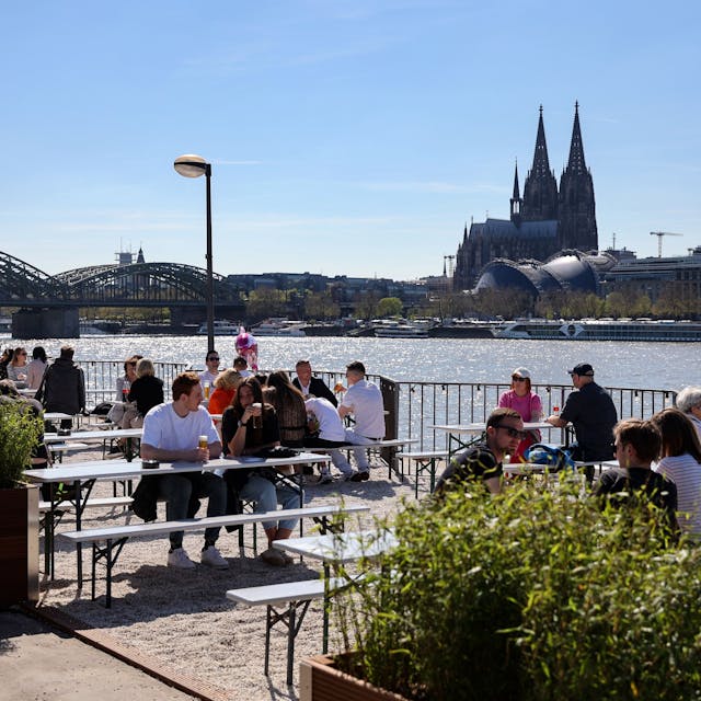 Die Kölner Rheinterrassen mit Ausblick auf den Dom und Rhein