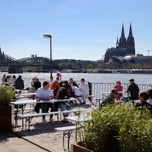 Die Kölner Rheinterrassen mit Ausblick auf den Dom und Rhein