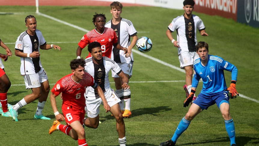 Winsley Botelli (Nummer 9 für die Schweiz) lauert bei der U17-Europameisterschaft im Spiel gegen Deutschland im Strafraum.