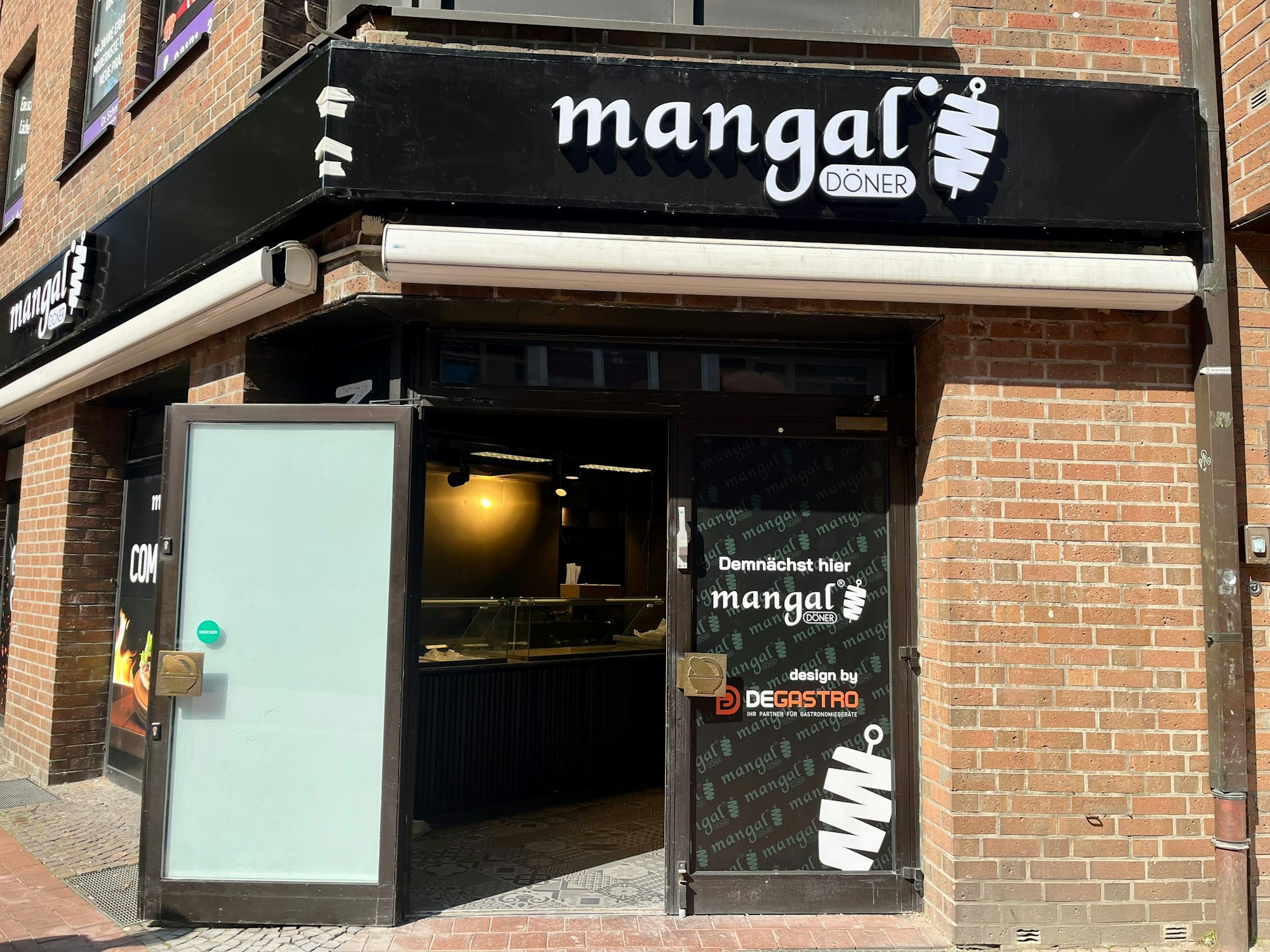 Das Restaurant Mangal Döner in Opladen von außen. Die Tür ist geöffnet.
