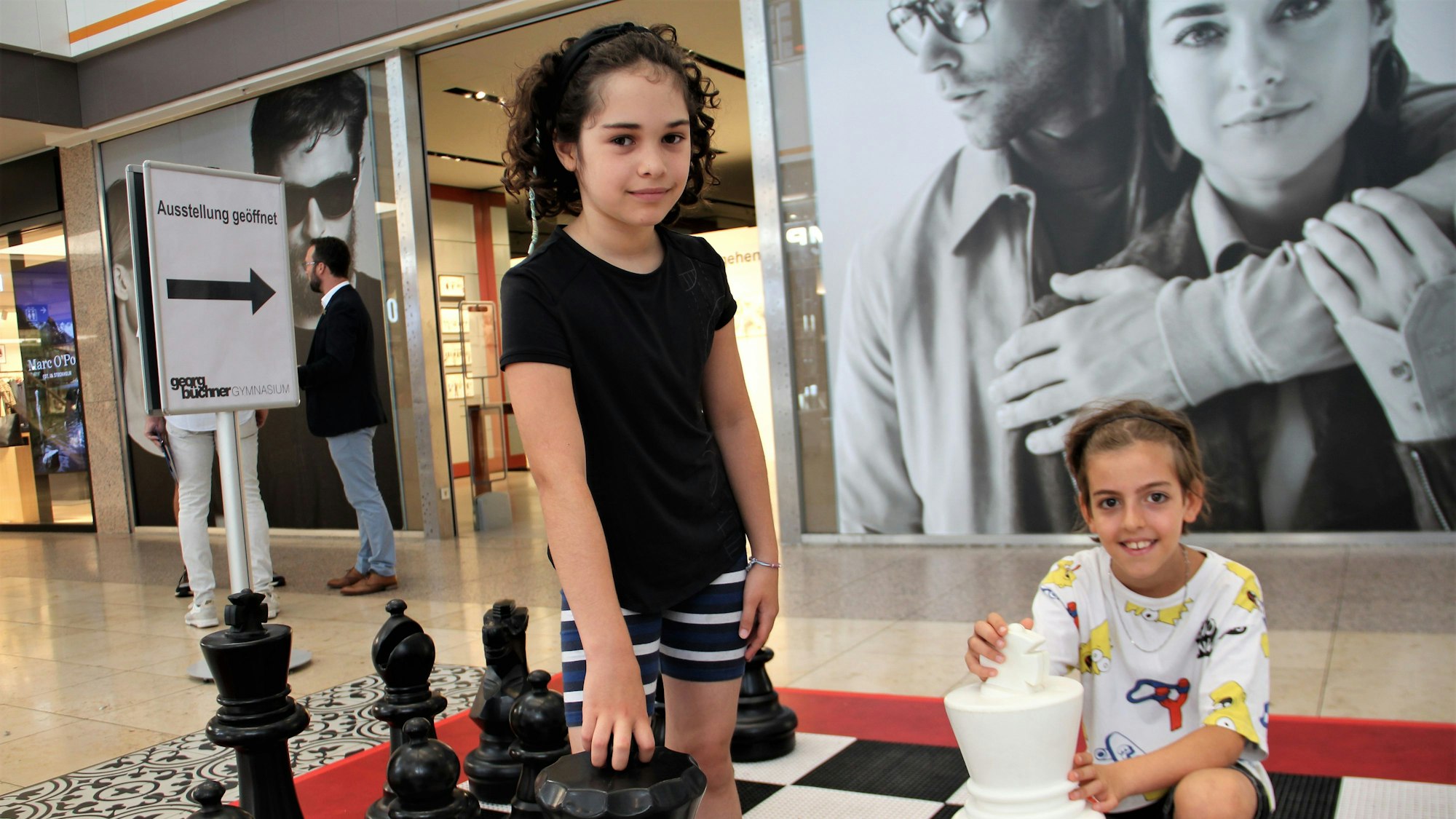 Zwei Kinder spielen Schach.