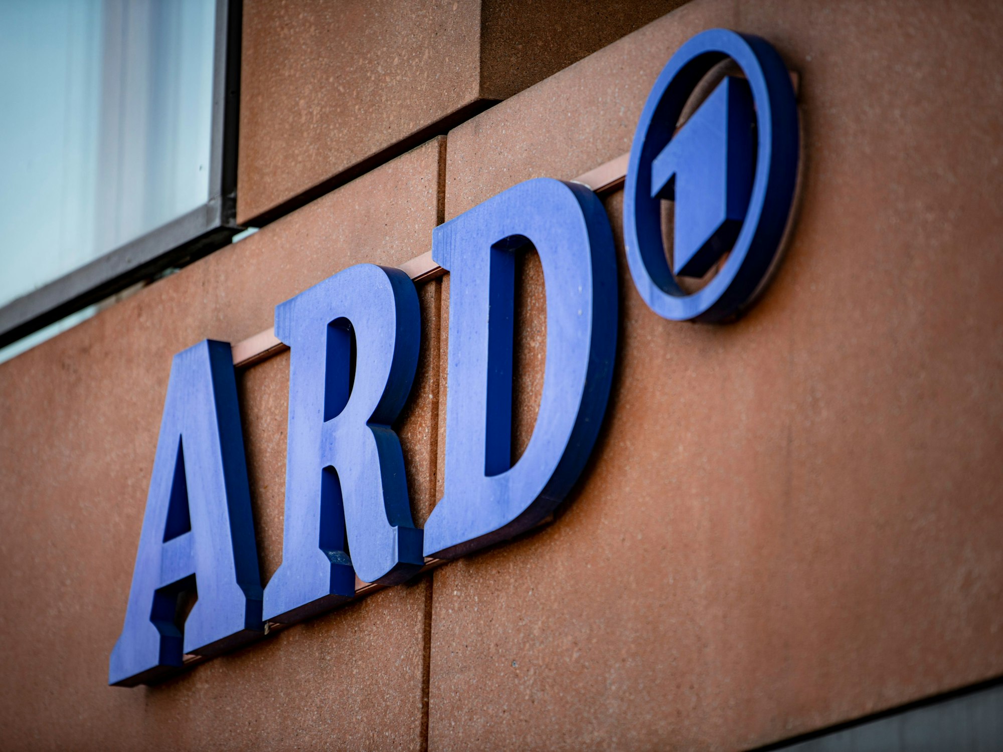 Das ARD-Logo hängt an der Fassade des ARD-Hauptstadtstudios im Regierungsviertel.