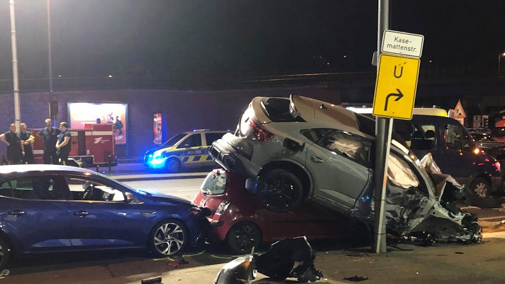 Nach dem Unfall in Köln-Deutz türmen sich die Unfallfahrzeuge am Straßenrand. Der 28-Jährige war mit einem Audi RS Q3 unterwegs.