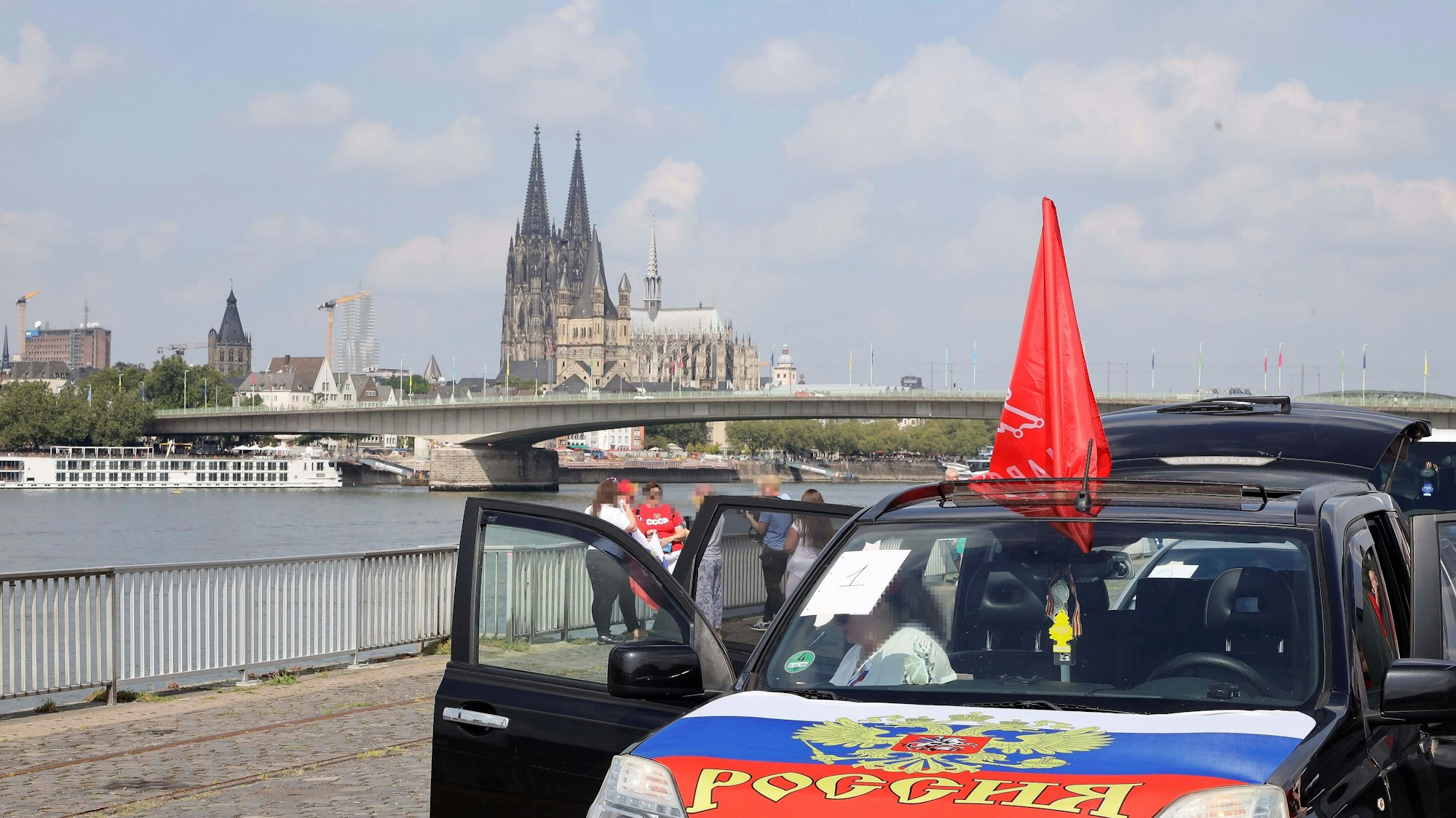 Bei einer pro-russischen Demo gegen den „Ukraine Tag“ in Köln war ein Autokorso auf der Deutzer Werft unterwegs.