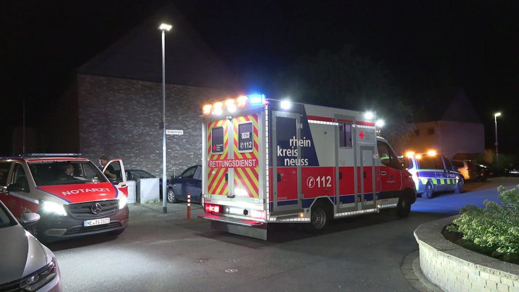 Einsatzwagen stehen am Ort der Schussabgabe. Ein 41-jähriger Mann ist bei einer Schussabgabe durch die Polizei in Rommerskirchen (Rhein-Kreis Neuss) schwer verletzt worden.