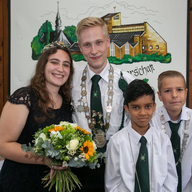 Die neuen Majestäten des Schützenvereins Schmitzhöhe: Zwei Jugendliche und zwei Jungs stehen zum Gruppenfoto zusammen.&nbsp;