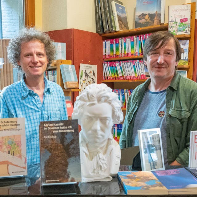 Uli Ormanns (l.)&nbsp; und Adrian Kasnitz in der Agnesbuchhandlung.