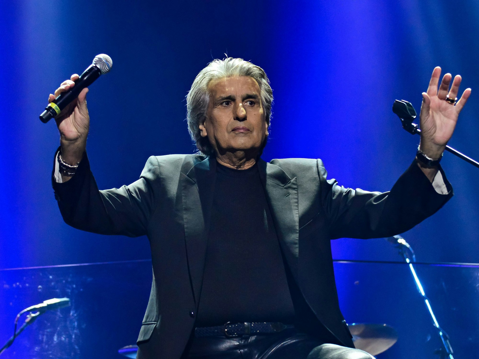 Toto Cutogno, italienischer Sänger, steht bei einem Konzert auf der Bühne.