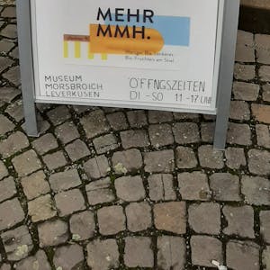 Infoständer/Infotafel vor dem Museum Morsbroich.