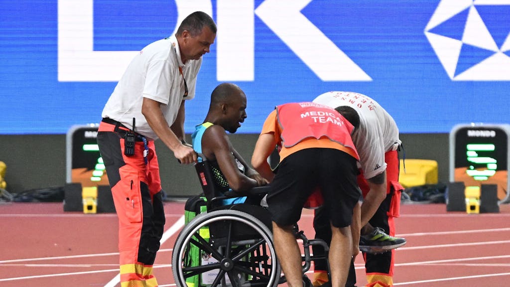400-Meter-Olympiasieger Steven Gardiner verlässt das Stadion in Ungarn nach seiner Verletzung beim Halbfinale der Leichtathletik-WM im Rollstuhl.