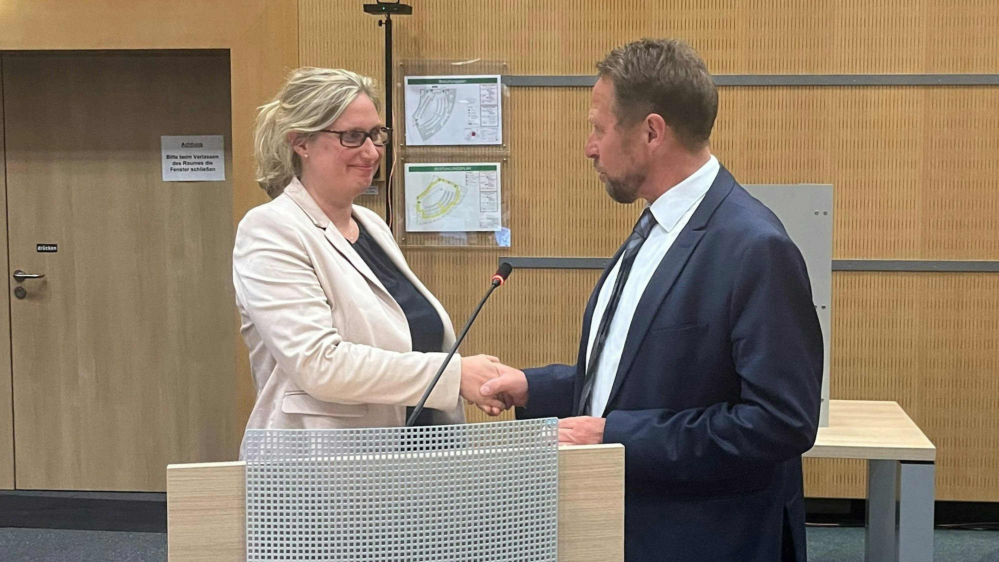 Oberbürgermeister Uwe Richrath gratuliert Dr. Mirja Stevens zur neuen Position.