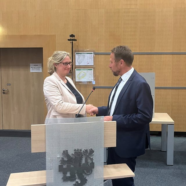 Oberbürgermeister Uwe Richrath gratuliert Dr. Mirja Stevens zur neuen Position.
