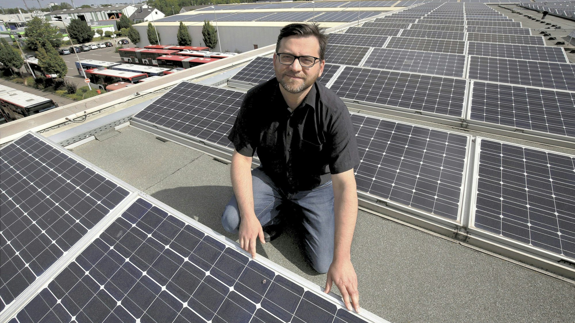 Wupsi-Technikchef Matteo Christofaro zeigt die Solaranlage auf dem Dach des Busdepots in der Fixheide.