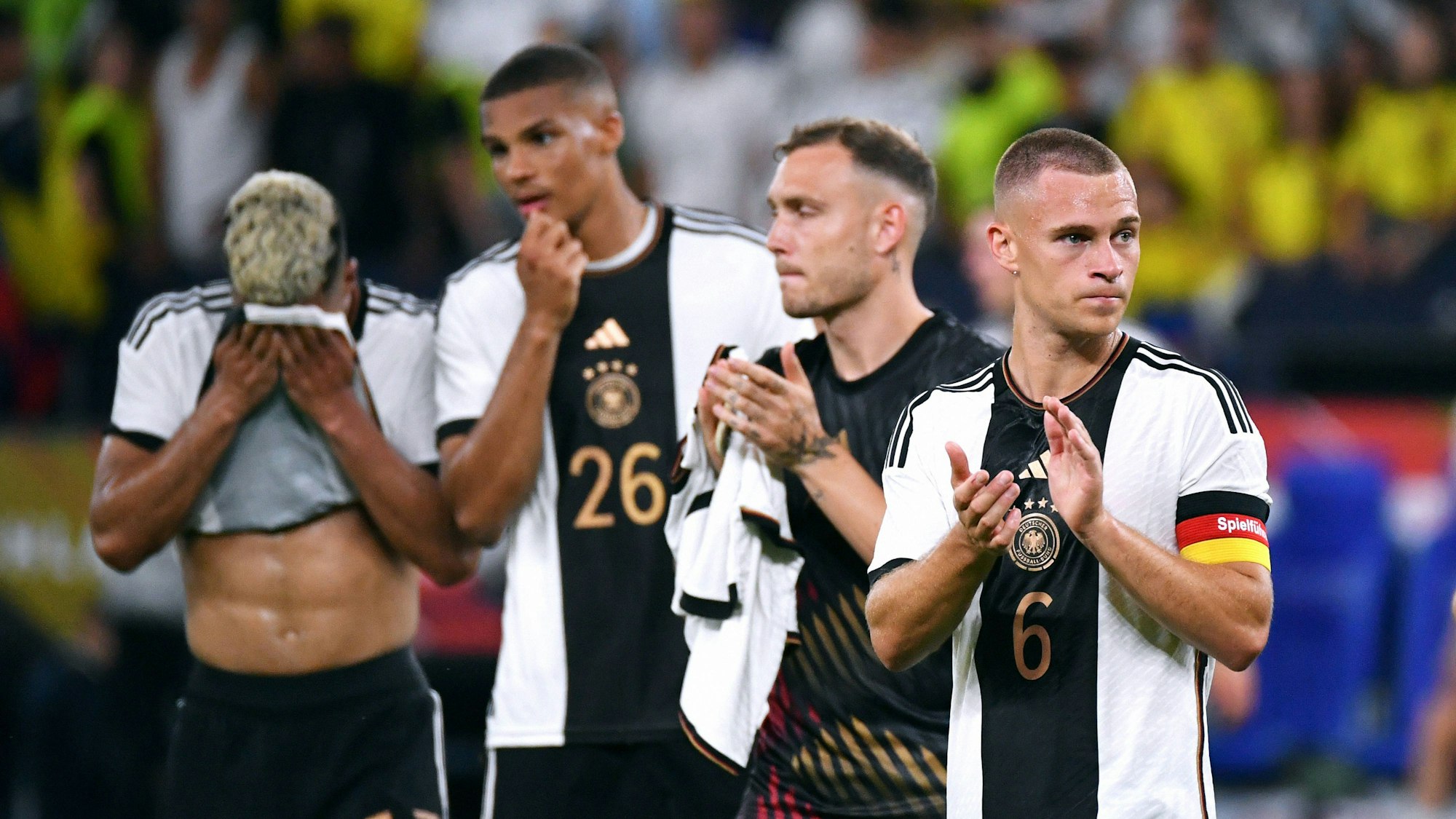 Die Spieler der Deutschen Nationalmannschaft nach der 0:2-Niederlage gegen Kolumbien am 20. Juni 2023 in Gelsenkirchen.