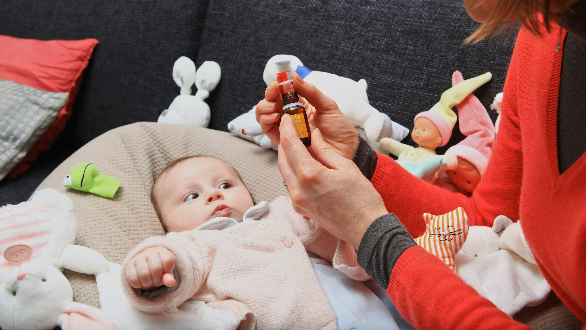 Ein Säugling bekommt zur Prophylaxe Vitamin in Tröpfchenform verabreicht.