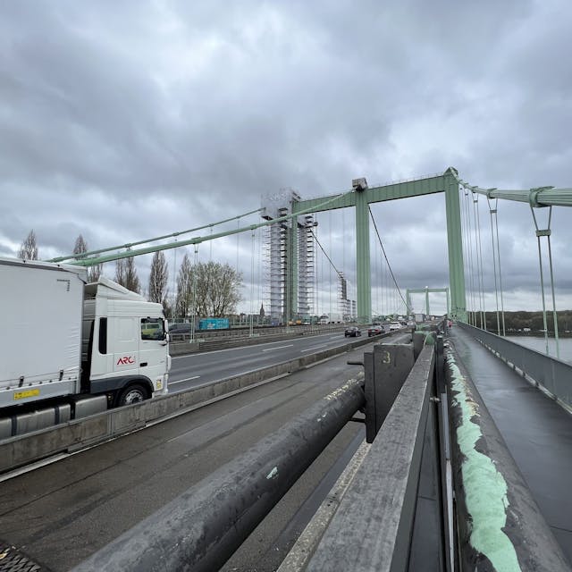 Verkehr auf der Rodenkirchener Brücke.
