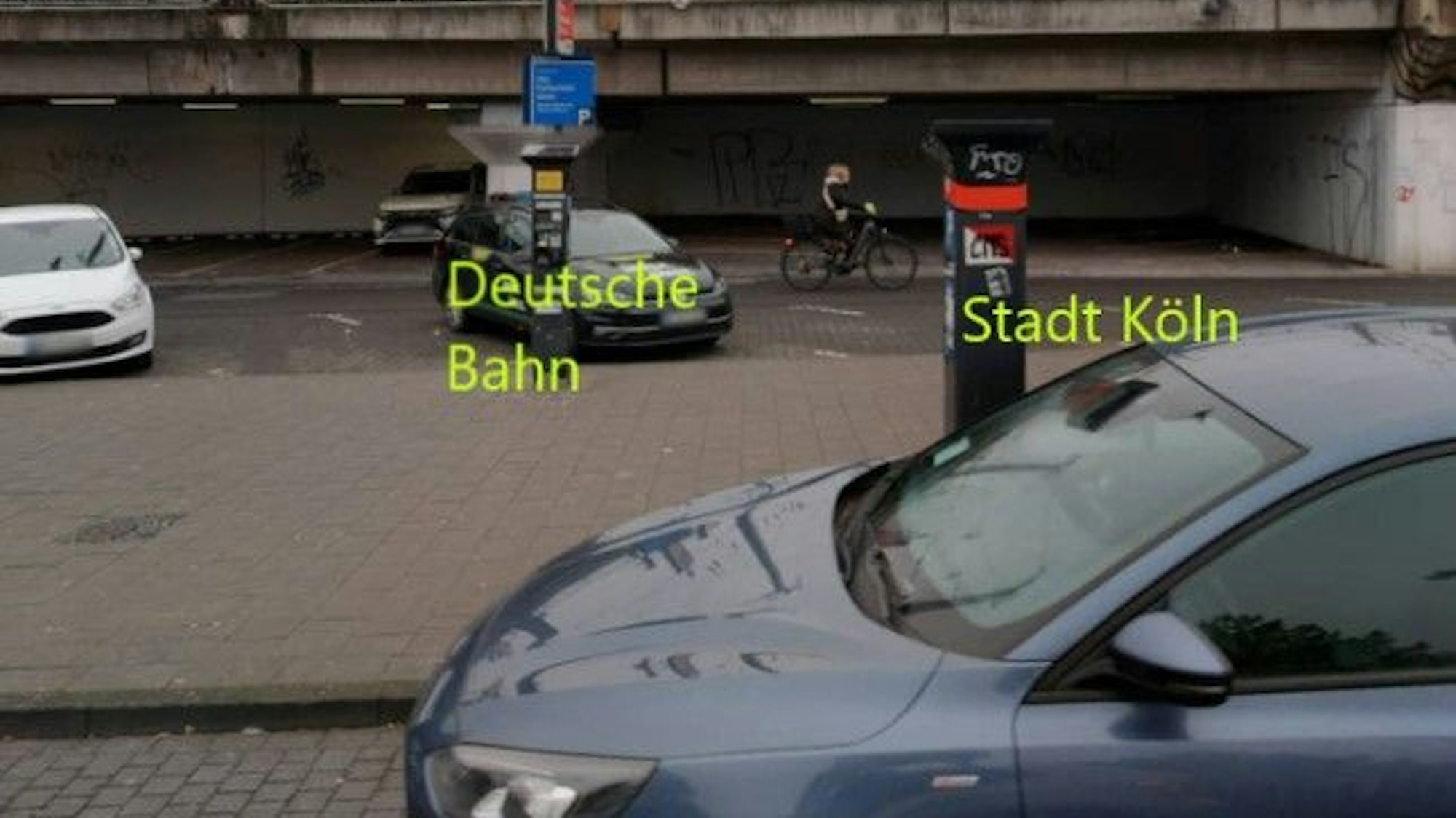 Zwei Parkautomaten am Kölner Hauptbahnhof. Der eine gehört der Deutschen Bahn, der andere der Stadt Köln.