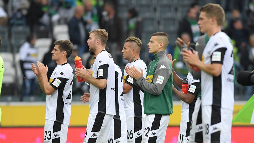 Die Spieler von Borussia Mönchengladbach applaudieren den Fans in der Nordkurve am 9. September 2017.