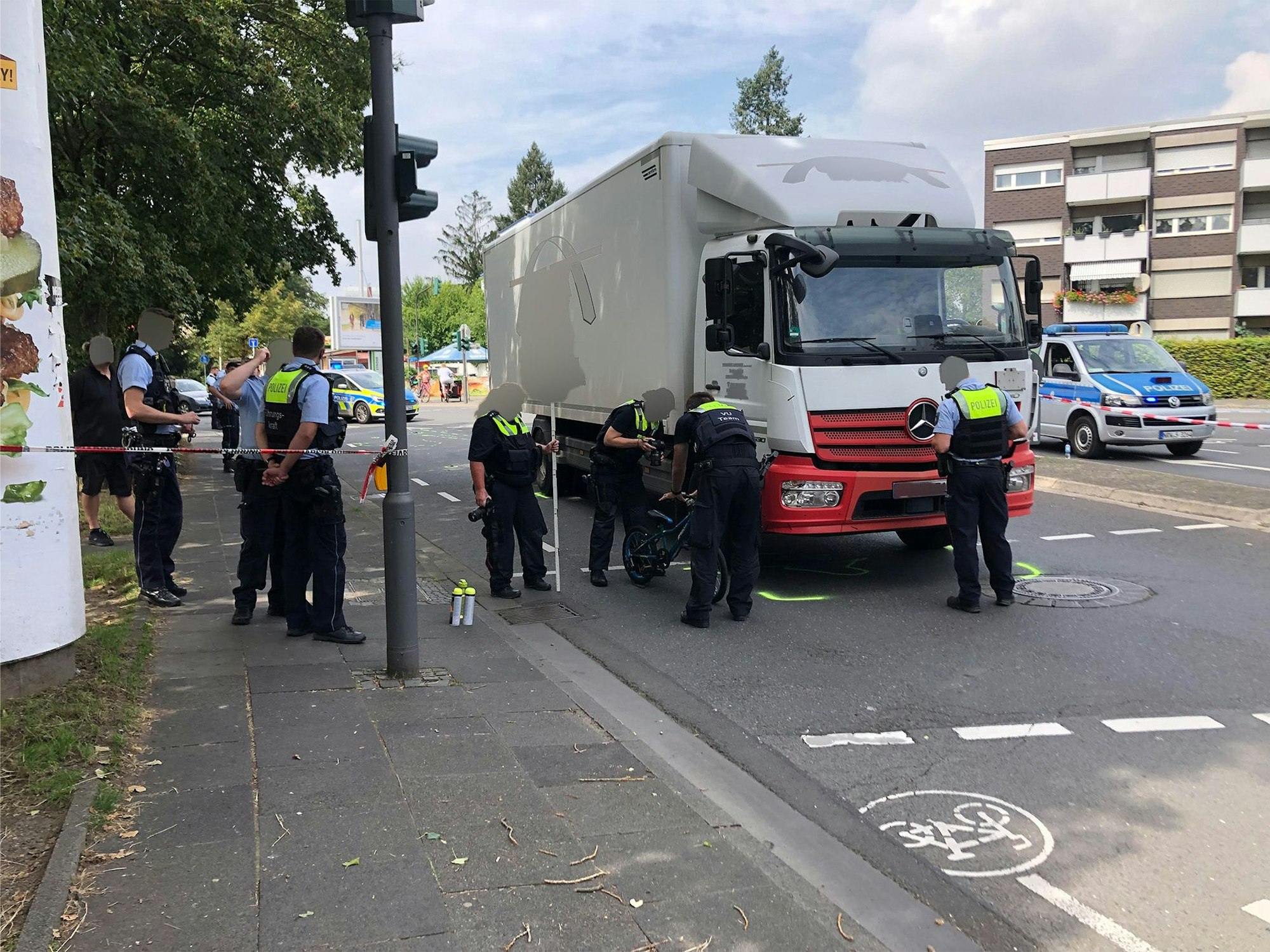 Am Dienstagvormittag gegen 09.50 Uhr kam es an der Ecke Siegburger Straße / Pützchens Chaussee zum folgenschweren Verkehrsunfall. Ein 42-jähriger Radfahrer starb.