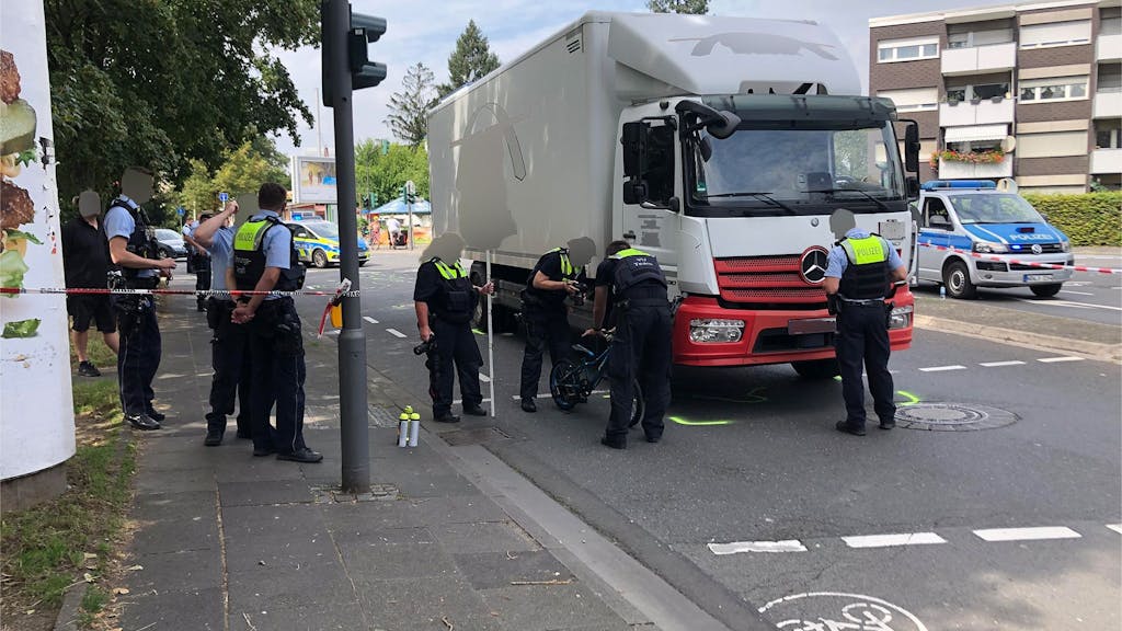 Am Dienstagvormittag gegen 09.50 Uhr kam es an der Ecke Siegburger Straße / Pützchens Chaussee zum folgenschweren Verkehrsunfall. Ein 42-jähriger Radfahrer starb.