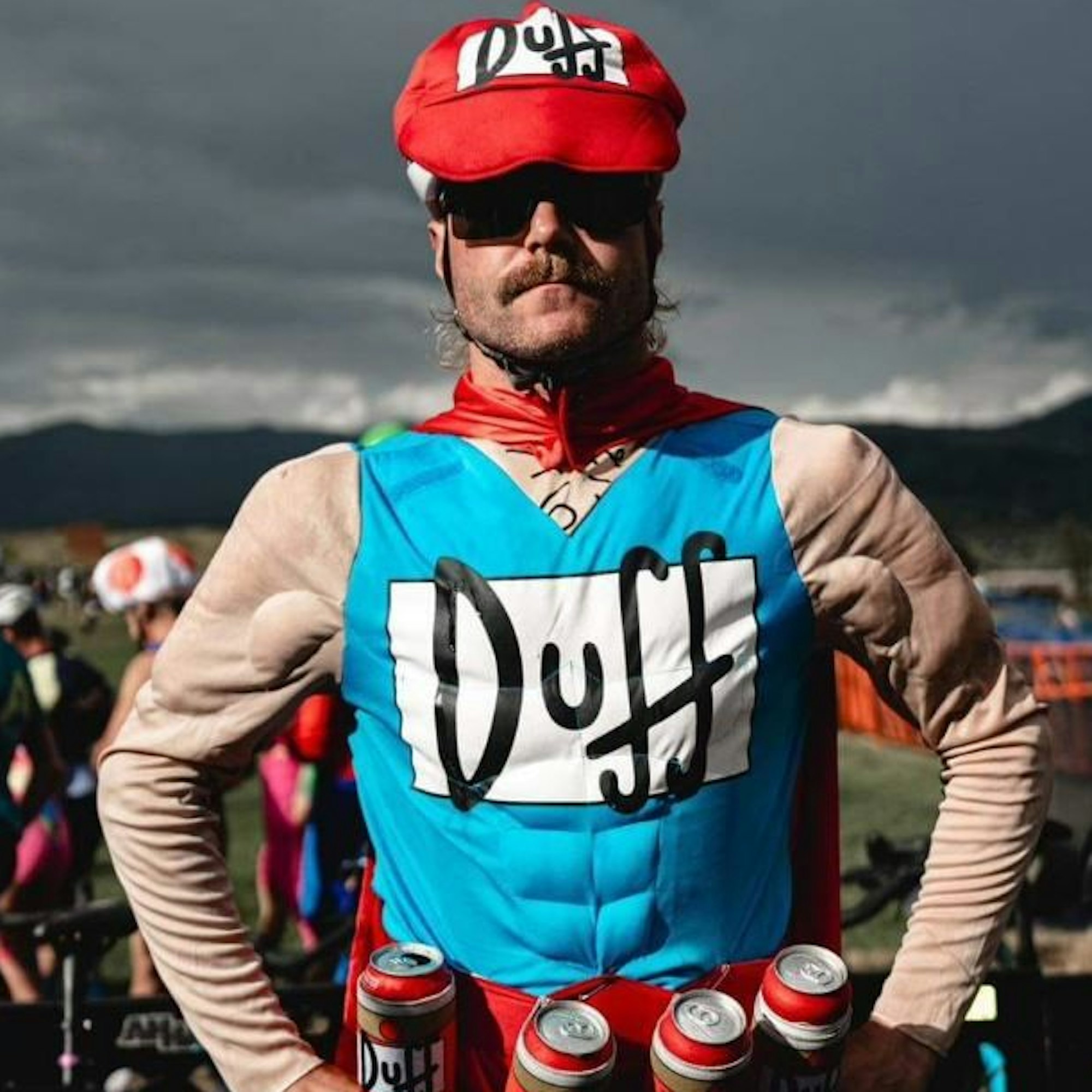 Valtteri Bottas nimmt verkleidet als „Duffman“ beim Radcross-Rennen „SBT Gravel“ in Steamboat Springs / Colorado teil.