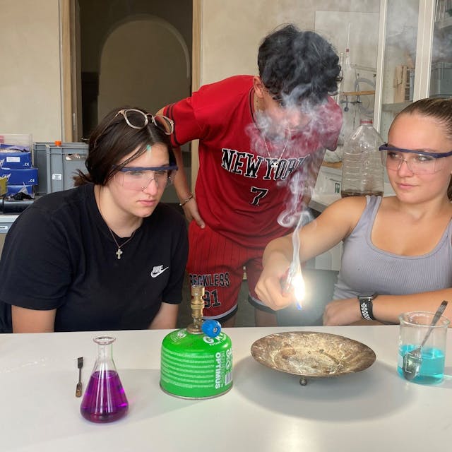 Zoe, Julian und Melissa (v.l.) testen, wie Magnesium brennt.