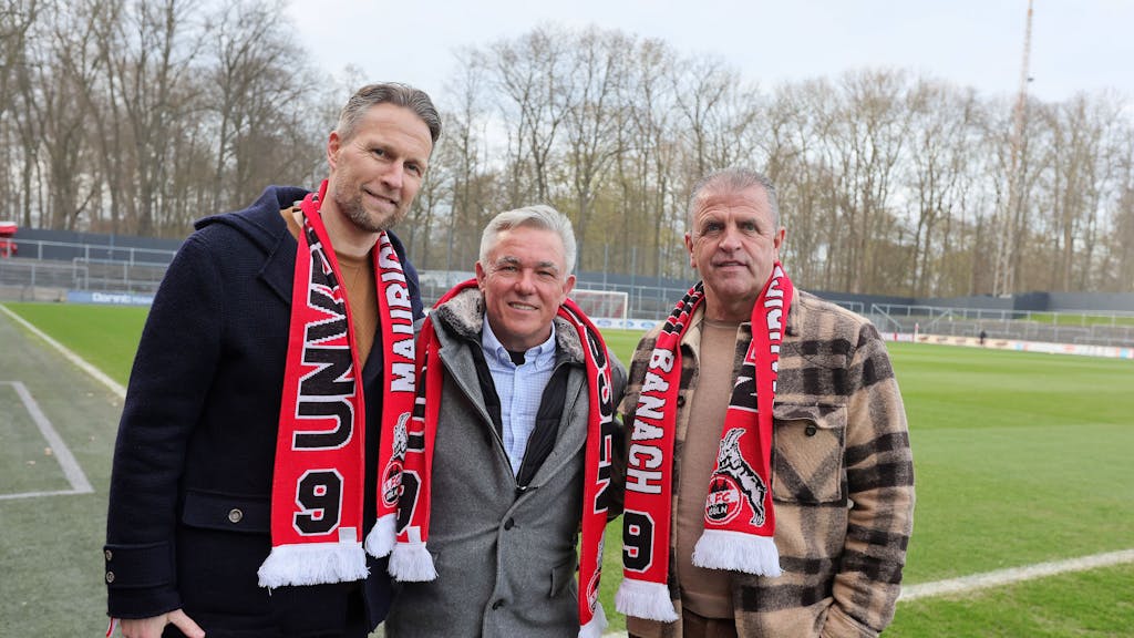 Alexander Bade, Olaf Janßen und Franz Wunderlich zu Gast posieren und tragen Schals mit der Aufschrift: „Unvergessen – Maurice Banach“.