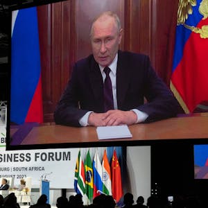 Wladimir Putin (oben), Präsident von Russland, spricht während des Gipfels der Staats- und Regierungschefs der fünf aufstrebenden Volkswirtschaften Brics.