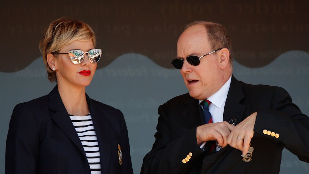 Fürst Albert von Monaco und seine Frau Fürstin Charlene warten auf den Beginn des Tennis-Spiels.&nbsp;