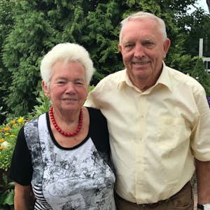 Gerda und Rainer Pöhler stehen Arm in Arm nebeneinander.