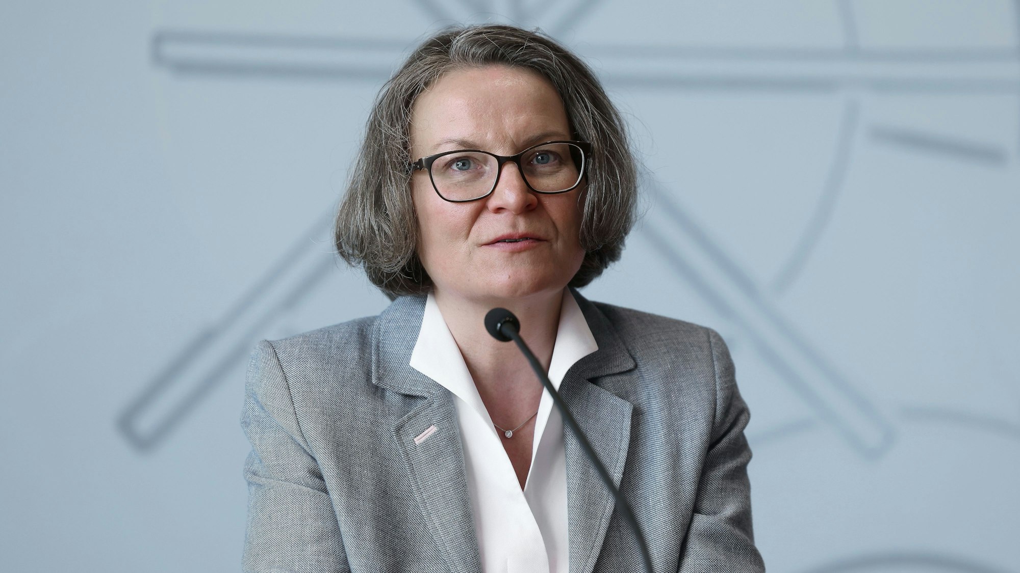 Ina Scharrenbach (CDU), Kommunalministerin vonNordrhein-Westfalen bei einer Pressekonferenz