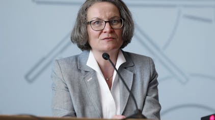 Ina Scharrenbach (CDU), Kommunalministerin von&nbsp;Nordrhein-Westfalen bei einer Pressekonferenz