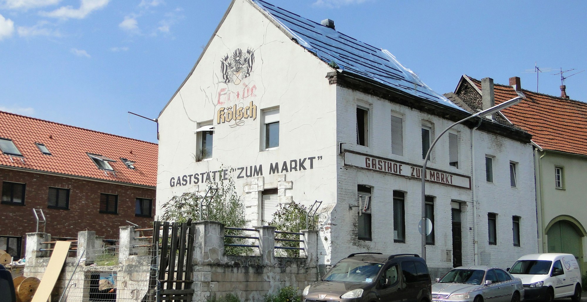 Die Gaststätte Zum Markt besteht aus einem alten weißen Gebäude.