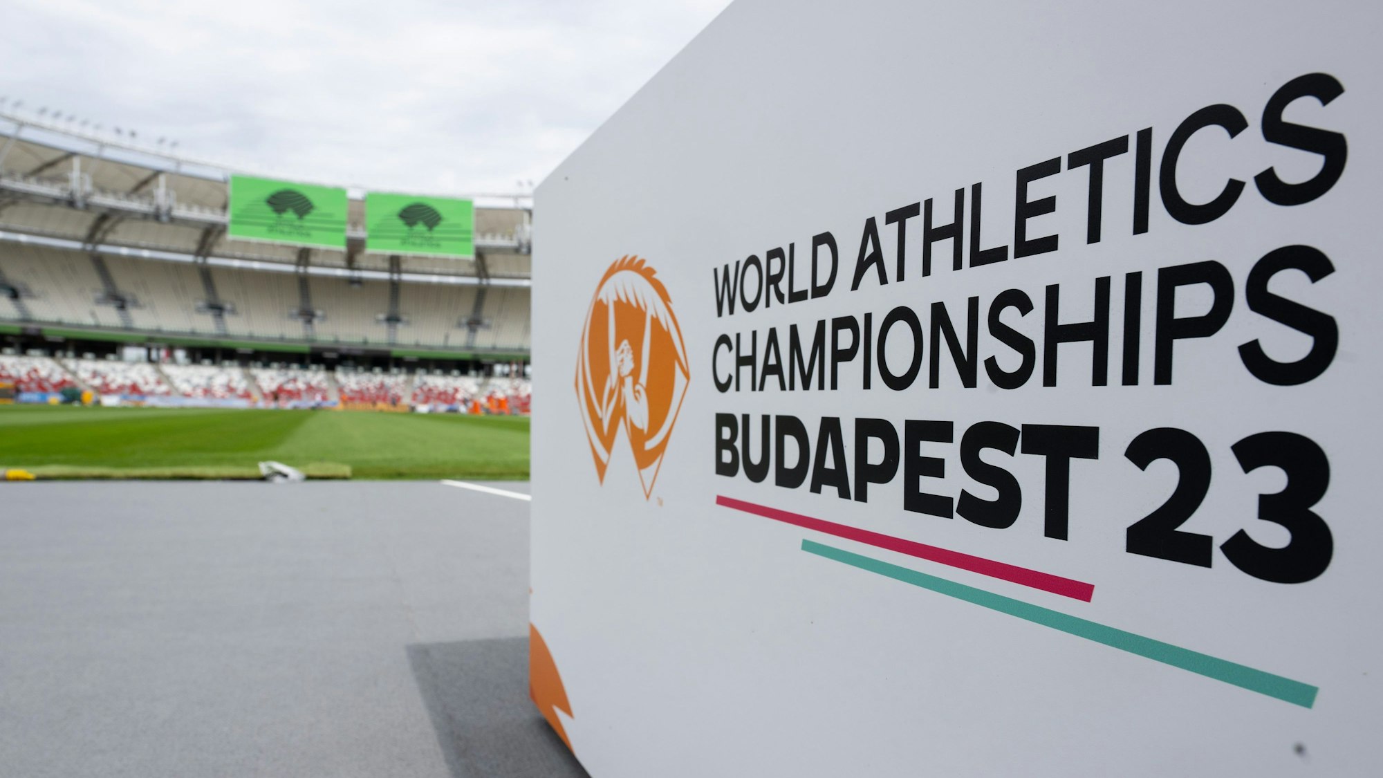 Im Hintergrund ist der Innenraum des Leichtathletik-Stadions in Ungarn zu sehen. Im Vordergrund prangt der Schriftzug: Word Athletics Championships Budapest 2023.