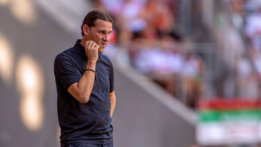 Gerardo Seoane kratzt sich am 19. August im Bundesliga-Spiel von Borussia Mönchengladbach in Augsburg im Gesicht.