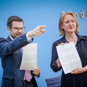 Lisa Paus (Bündnis 90/Die Grünen), Bundesfamilienministerin, und Marco Buschmann (FDP), Bundesminister der Justiz, stellten im Juni das Eckpunktepapier zum Selbstbestimmungsgesetz vor.