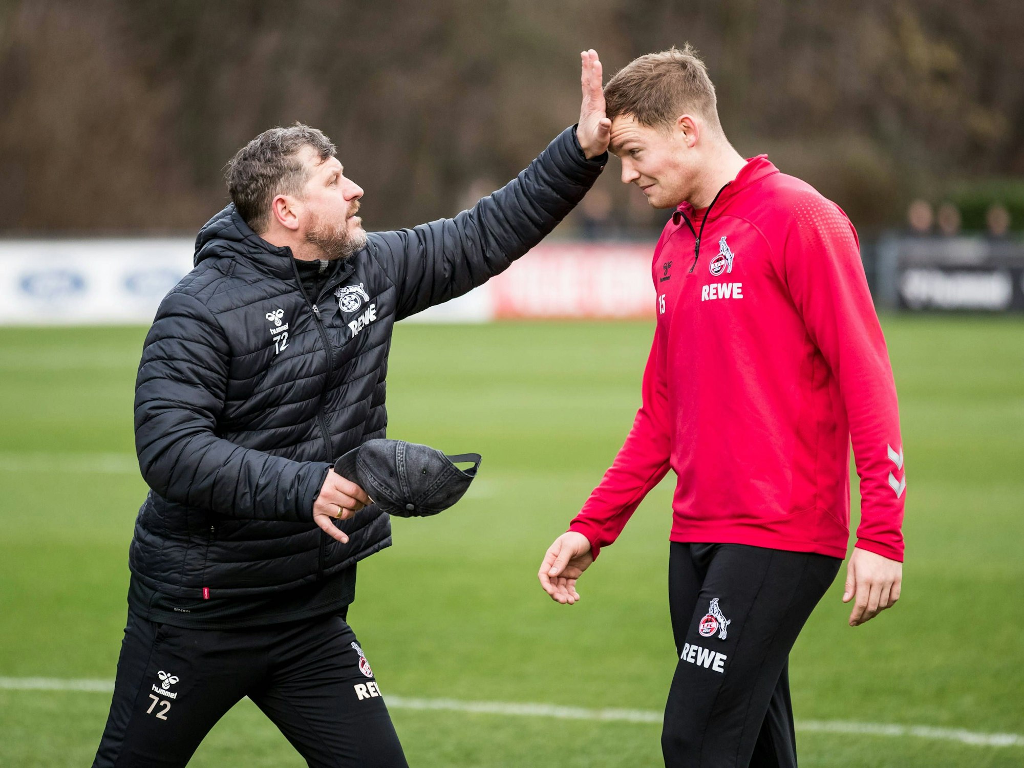 FC-Trainer Steffen Baumgart (l.) und Innenverteidiger Luca Kilian, hier am 11. Januar 2023 im Training, haben öfter einmal Spaß zusammen.