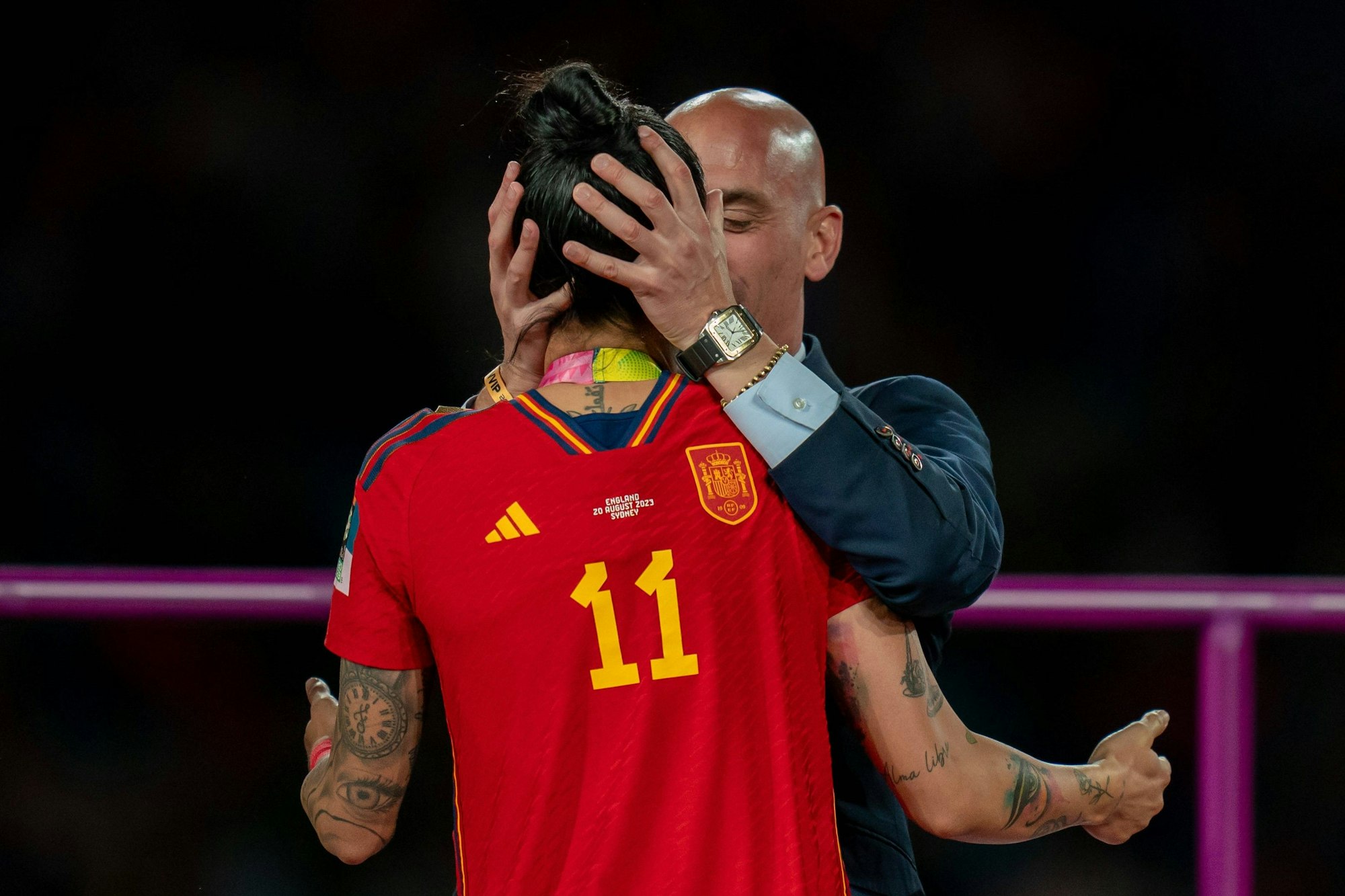 Die spanische Fußballerin Jennifer Hermoso wird von RFEF-Präsident Luis Rubiales während der Siegerehrung bei der Frauen-Fußballweltmeisterschaft geküsst.