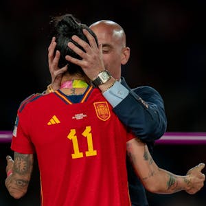 Der von Luis Rubiales erzwungene Kuss für Jennifer Hermoso hat nun auch für eine Einschätzung von Karl-Heinz Rummenigge gesorgt. Mal wieder stehen die Männer im Weltfußball im Mittelpunkt.