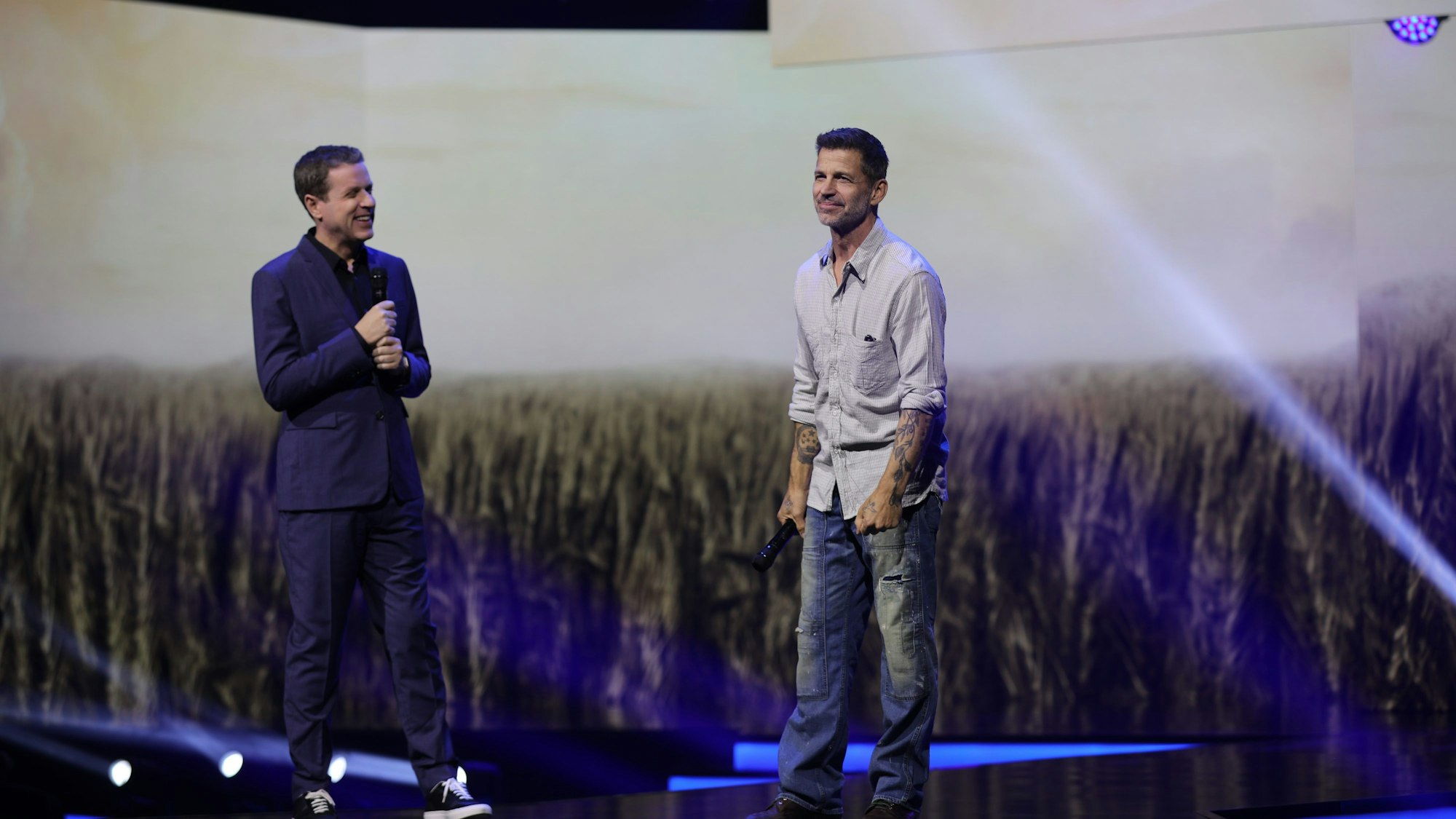 Moderator Geoff Keighley (l) steht mit Zack Snyder zur Vorstellung des Filmes ‚Rebel Moon‘ bei der Gamescom Opening Night Live 2023 auf der Bühne