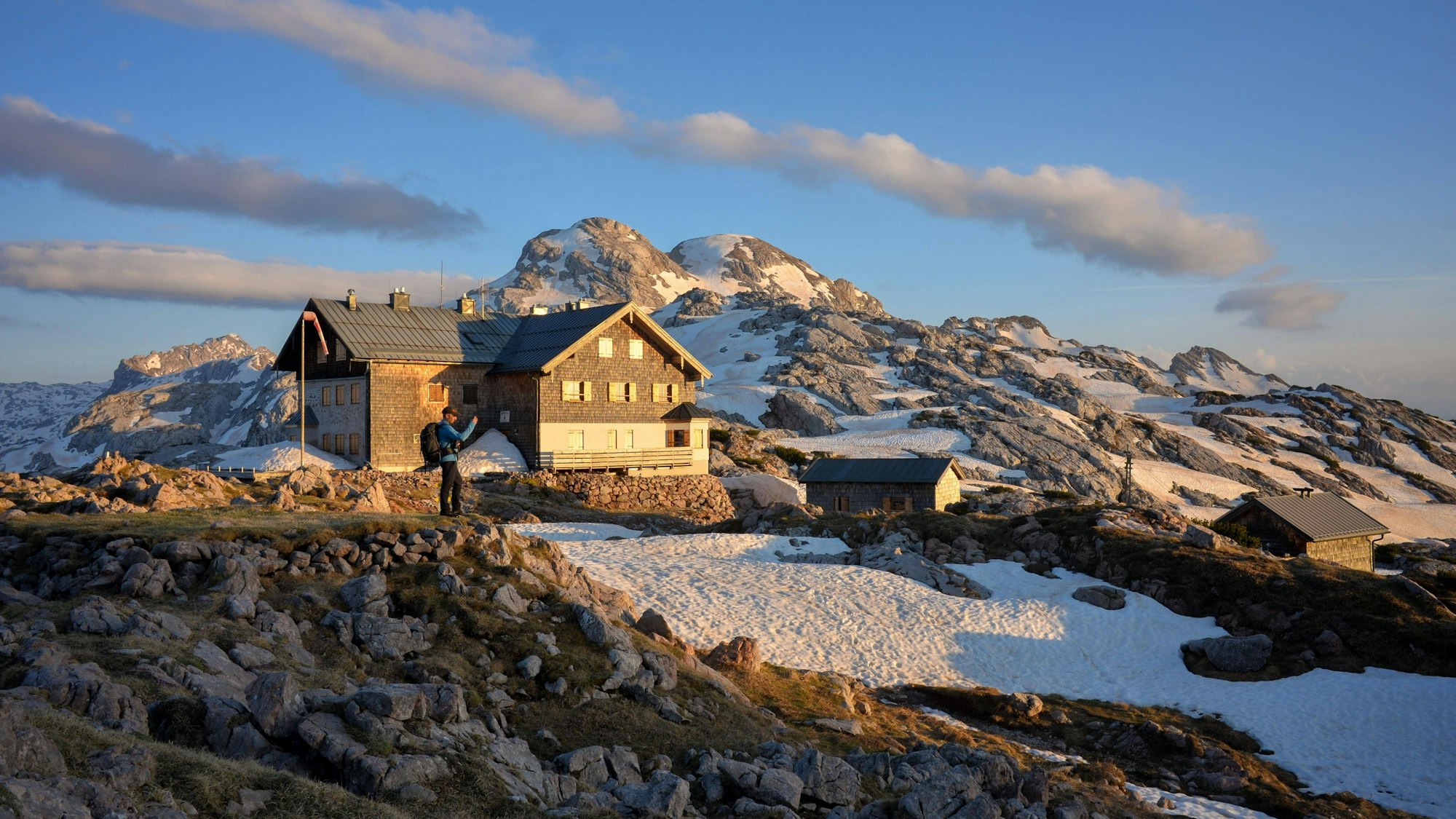 Das Ingolstädter Haus im Steinernen Meer in den Berchtesgardener Alpen. Die Hütte liegt auf mehr als 2000 Metern unmittelbar an der Grenze zwischen Deutschland und Österreich.
